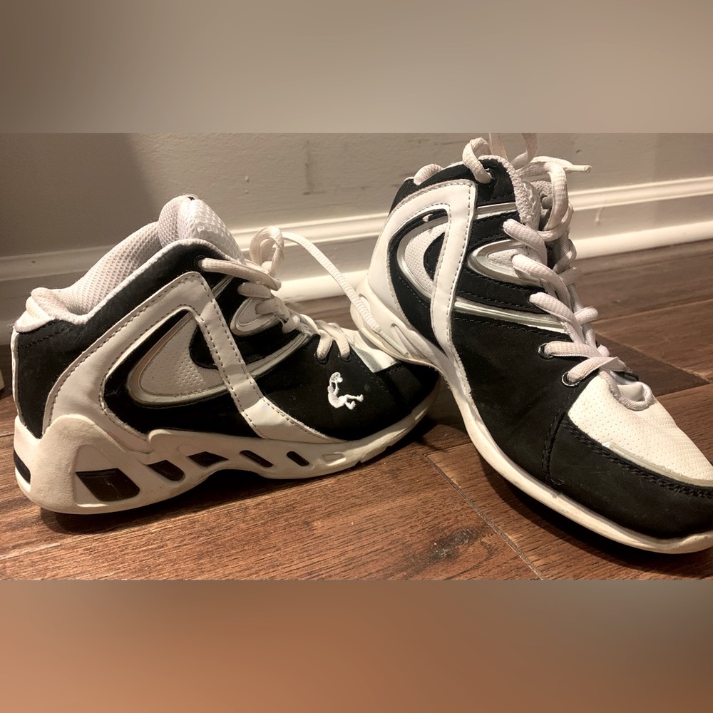 Kids Shaq b&w high top sneakers barely used